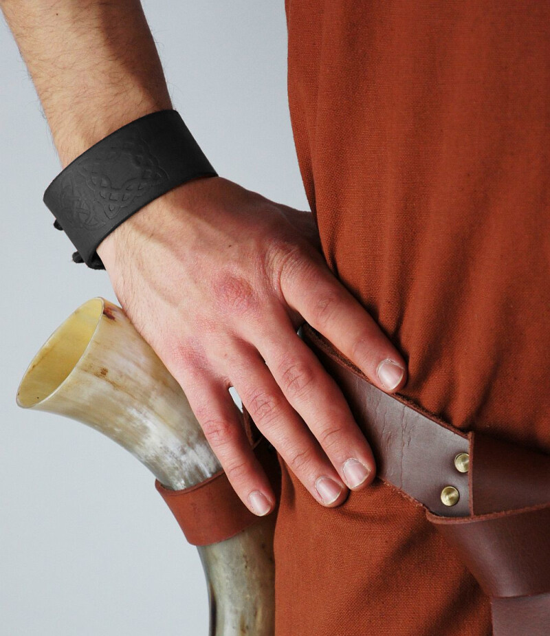 1241 Lederarmband mit keltischer Pr&auml box