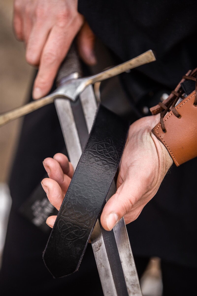 Ringgürtel aus Leder mit keltischem box