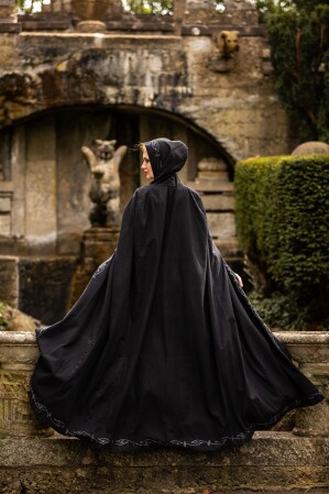 Capa medieval con bordado "Erna"