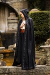 Capa medieval con bordado "Erna"