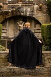 Capa medieval con bordado "Erna"