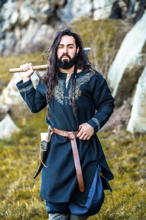 Wikinger Tunika "Snorri" mit Urnes-Stil Handstickerei