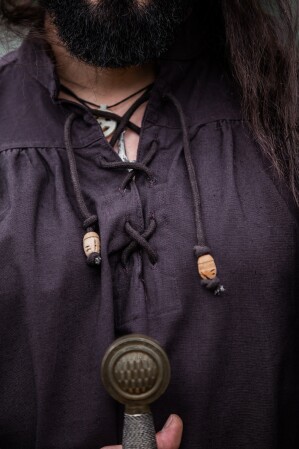 Tipica camicia medioevale con collo alto e colletto allacciato "Friedrich" Marrone L