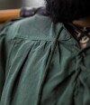 Típica Camisa de cuello alto con cordones de la Edad Media "Friedrich" Verde S