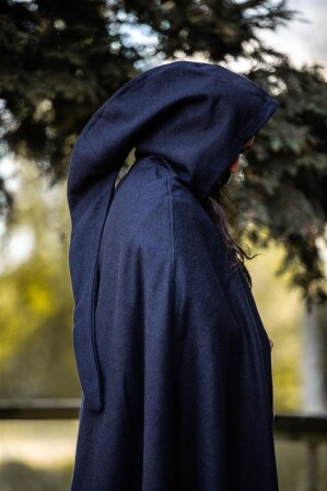 Wollumhang mit Fibel und langer Kapuze "Ilmar" Blau 131 cm