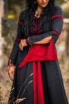 Vestido con mangas de trompeta "Larissa" Negro/Rojo XS