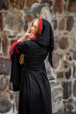 4905 Robe à capuche en viscose "Isolde