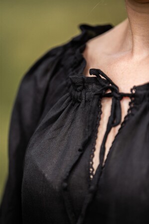 Blusa medieval con encaje "Bettina" Negro L