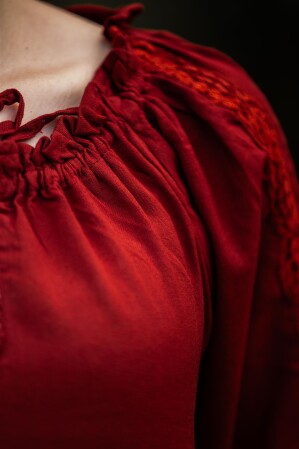 Blusa medieval con encaje "Bettina" roja S