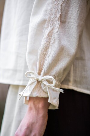 Camicetta medievale con pizzo "Bettina" Naturalele S