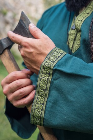 Tunic with border "Halvor" green M