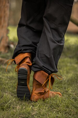 008 Mittelalter Stulpenstiefel aus Nubukleder- Braun