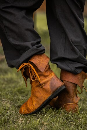 008 Mittelalter Stulpenstiefel aus Nubukleder- Braun