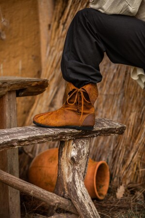 008 Mittelalter Stulpenstiefel aus Nubukleder- Braun