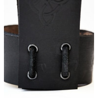 Hornhalter aus Leder mit keltischer Prägung Schwarz