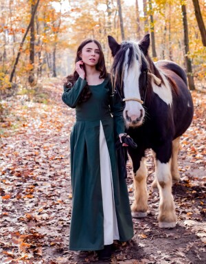 Robe médiévale "Larina" Vert olive/Ècru M