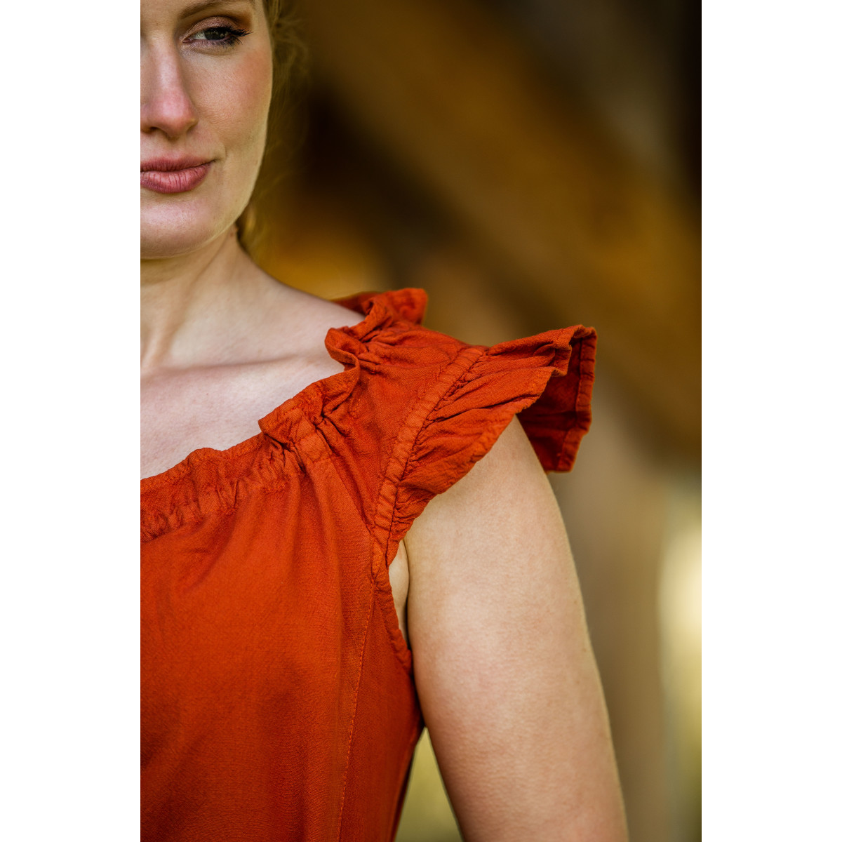 Floor-length dress with shoulder ruffle Clara Rust