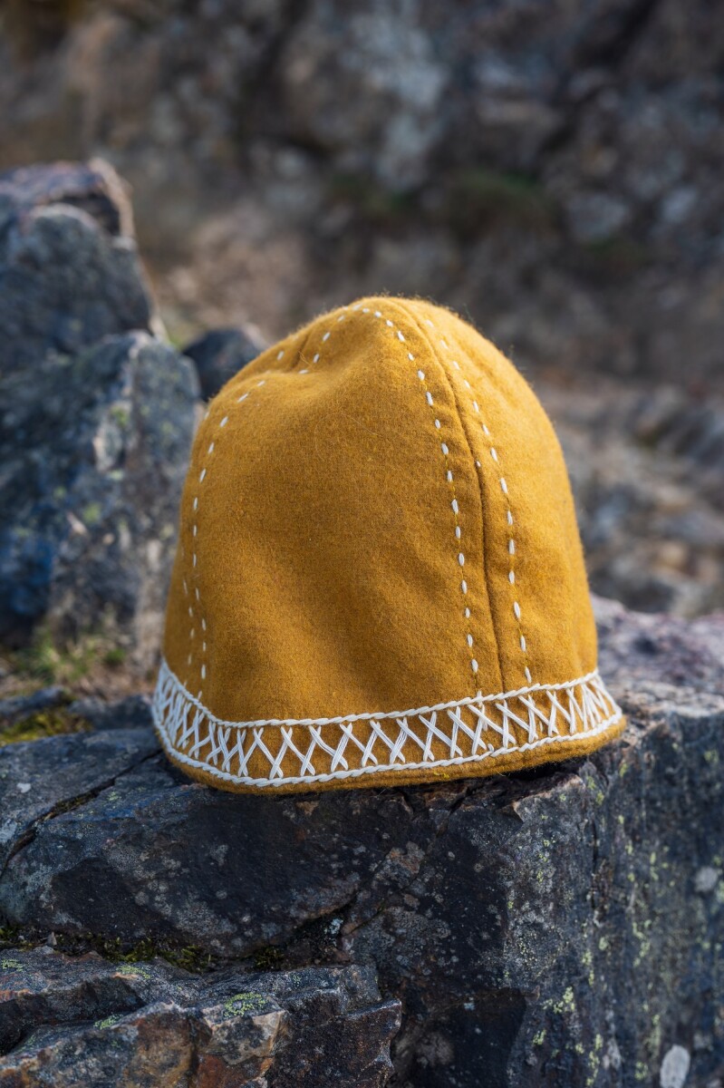 Wikinger Wollkappe mit Stickerei "Yngvy" Senfgelb 