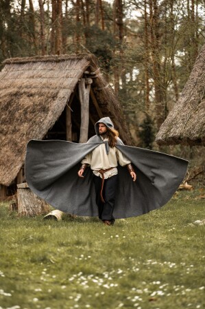 Wollumhang mit langer Kapuze "Hervir" Grau 160 cm