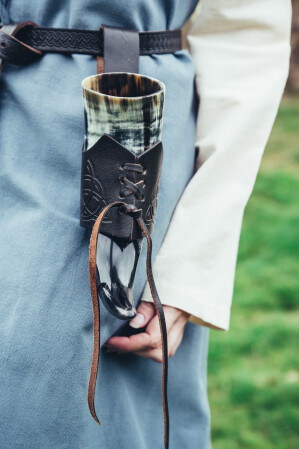 Leder Trinkhorn Halter mit keltischen Knoten "Kai" Dunkelbraun