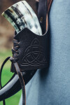 Leder Trinkhorn Halter mit keltischen Knoten "Kai" Dunkelbraun