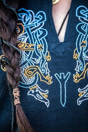 Tunique viking "Snorri" avec broderie manuelle style Urnes Noir S
