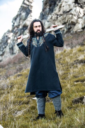 Wikinger Tunika "Snorri" mit Urnes-Stil Handstickerei Schwarz L