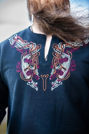 Túnica vikinga "Snorri" con bordado a mano estilo Urnes Negro-Rojo S