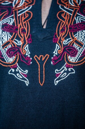Tunique viking "Snorri" avec broderie manuelle style Urnes Noir-Rouge M