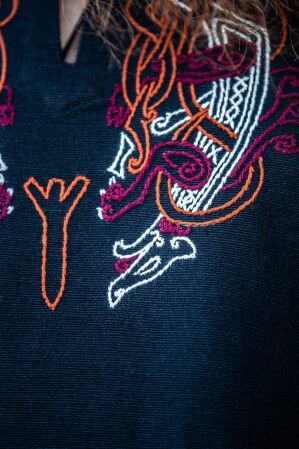 Tunique viking "Snorri" avec broderie manuelle style Urnes Noir-Rouge M