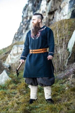 Tunique viking "Snorri" avec broderie manuelle style Urnes Noir-Rouge M