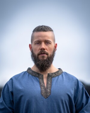 Kurzarmtunika mit Bordüre "Richard" Taubenblau S